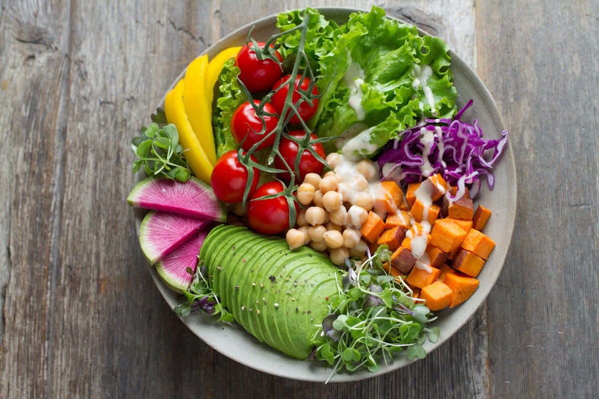 Assiette équilibrée avec fruits et légumes